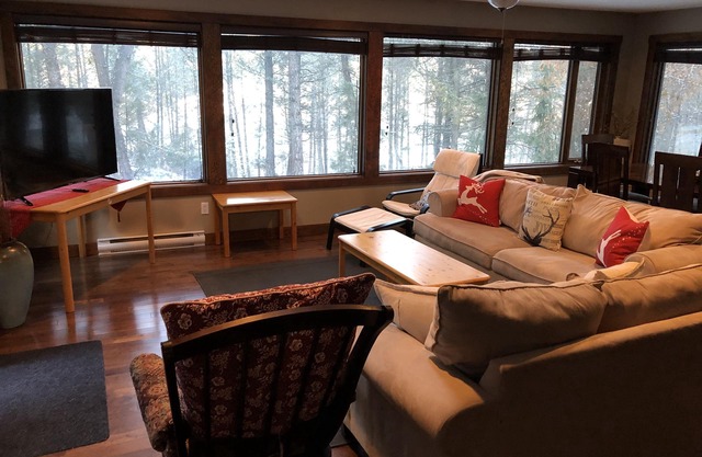 Panoramic Woodlands Retreat w Hot Tub; just walking distance to Lake Windermere