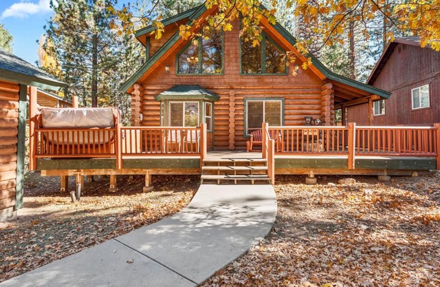 Papa Bear's Hideout - Dream Getaway with Hot Tub and Game Room! cabin