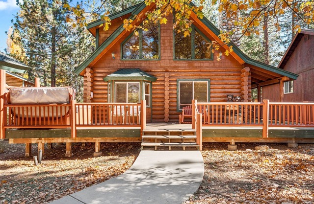 Papa Bear's Hideout - Dream Getaway With Hot Tub And Game Room! 3 Bedroom Cabin