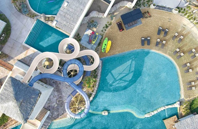 Paradise 2 Bedroom Penthouse with GOLF COURSE, WATERSLIDES, & ROPE SWING!