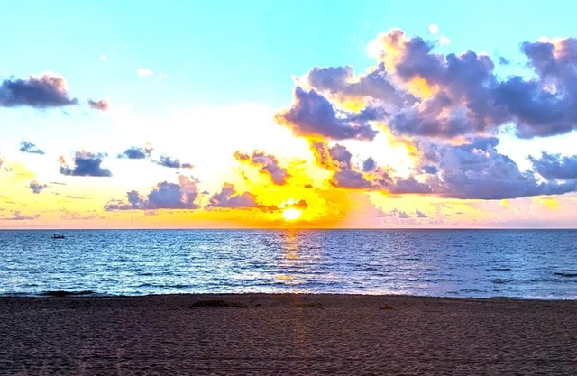 Paradise Awaits! Beach, King Bed, Private Yard & Workspace