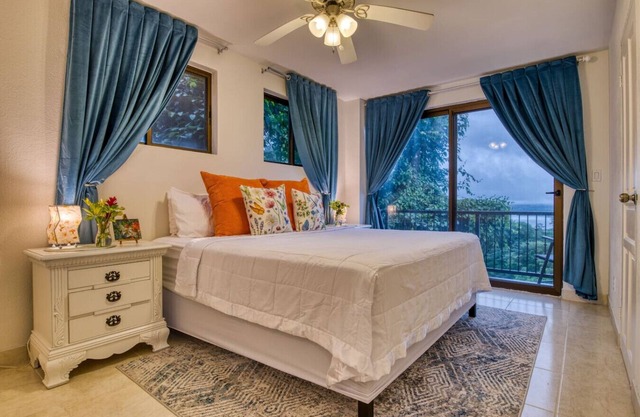 Paradise Condo, Stunning Views, King Bed, Hot Tub!