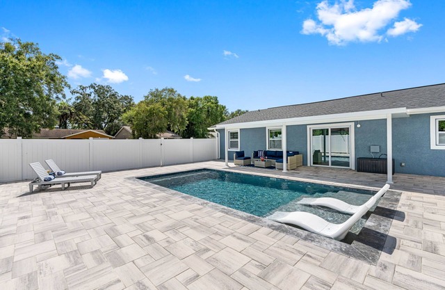 Paradise Pool & Golf retreat in the heart of Tampa, Florida! n