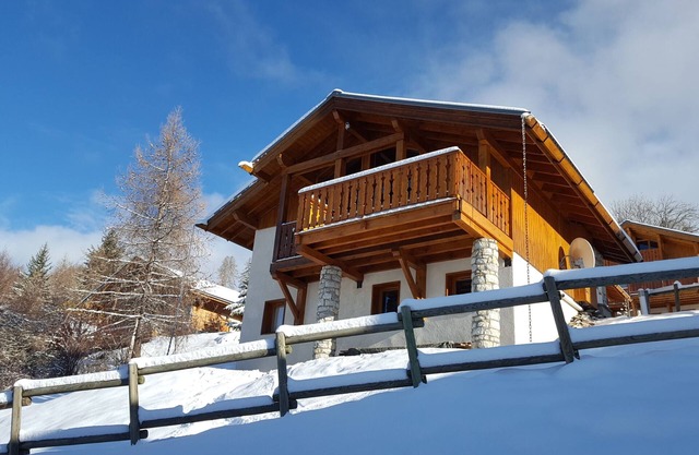 Paradiski - Luxury Chalet, Superb Views, Very Close to Main Ski Lift & Shops