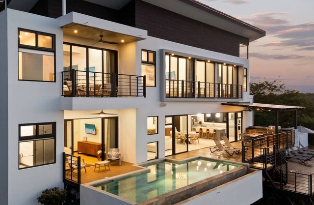 Paraiso Sur: Luxury 6 BR Ocean View Estate-Pools, Gyms & Concierge-Playa Hermosa