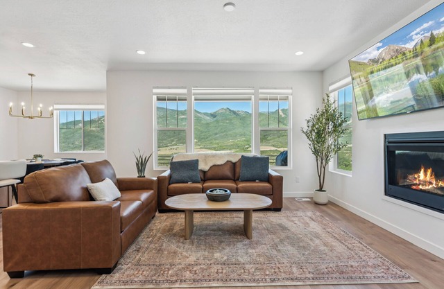 Park City close-4-bedroom, 3.5 bath new home with Fast WiFi, AC, Garage & VIEWS!