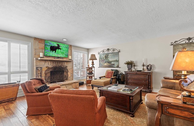 Park West 1700 Spacious Oasis Pvt. Hot Tub-King Bed-Panoramic Mountain views
