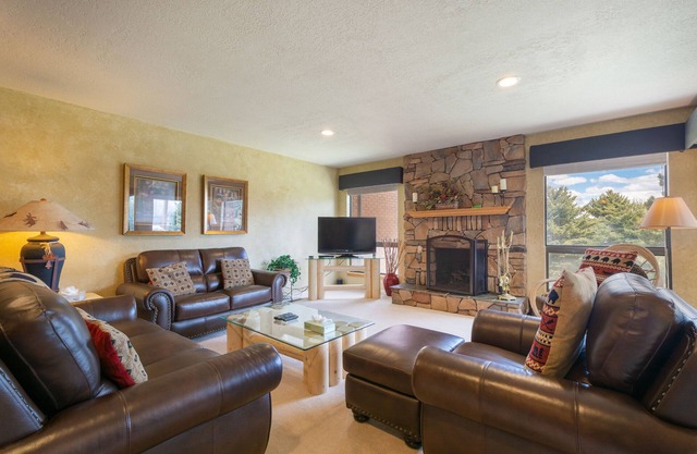 Park West Town Home 3920: 5 Bedroom home sleeps 13, walk to the Cabriolet lift