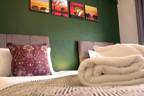 Parking, 4 Bedrooms, Small Courtyard