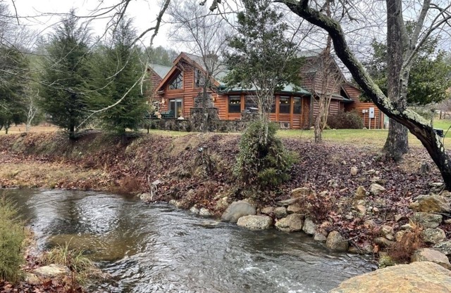 Parkland, Deluxe Log Cabin, a Hot Tub and a Lake! by RedAwning