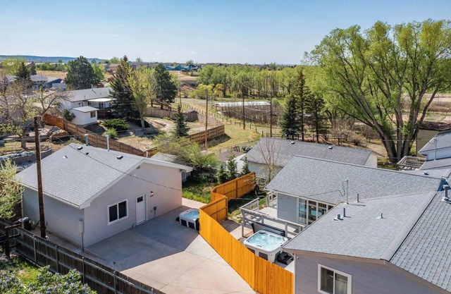 Parkside Estate! House & Cottage w/2 Hot Tubs