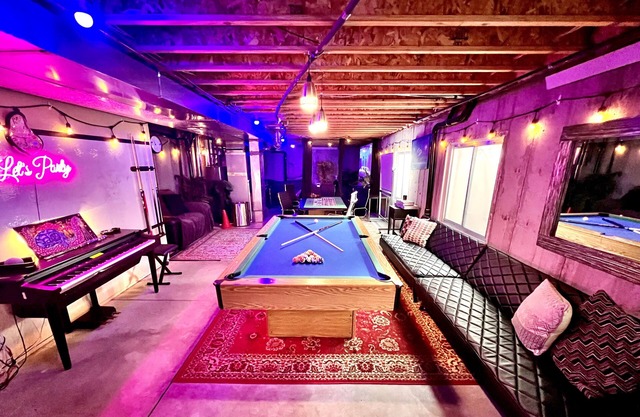 ‘Party Palace’- Prime Location, Game Room, Theater Room & Hot Tub, 420ok!