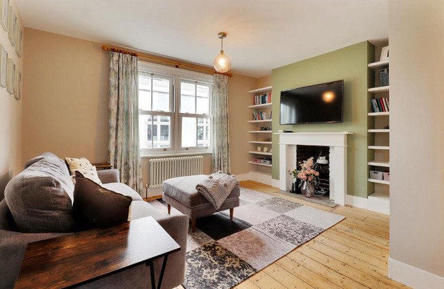 Pass the Keys Perfectly presented centrally located townhouse