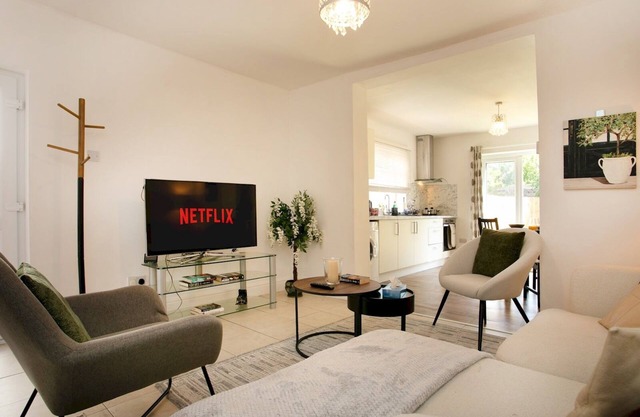 Pass the Keys | Bright & Cosy Home with Garden | Free Parking