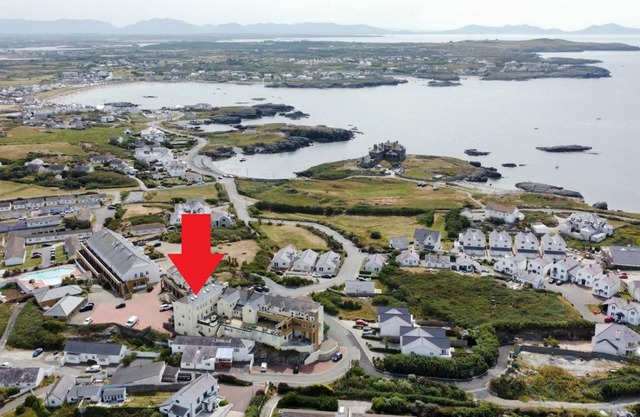 Pass the Keys Beautiful 3 bedroom apartment with Pool Access