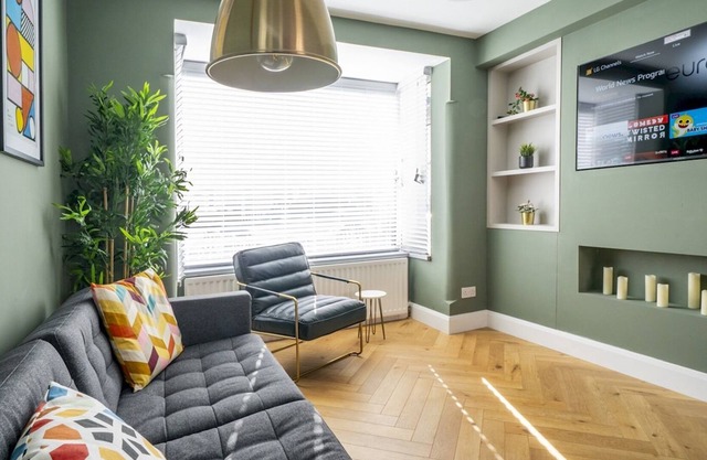 Pass the Keys | Bright & Airy 2BR Townhouse | Belfast's Best Area!