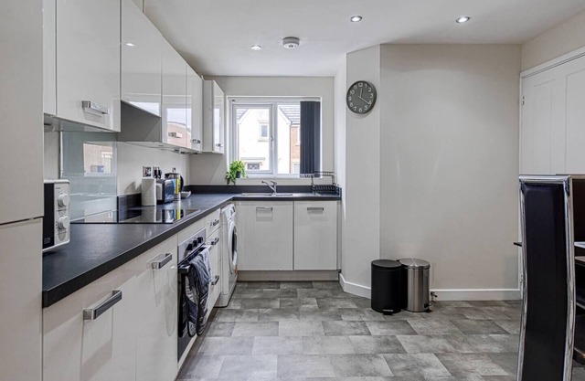 Pass the Keys | Large Townhouse *Free parking and office*