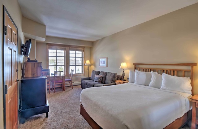 Passage Point Hotel Style Room with 1 Bed #523A by RedAwning