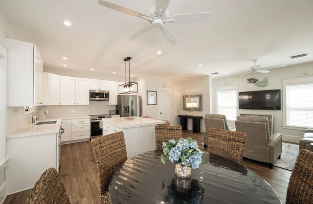 PATHWAY TO PARADISE ~ 2 BR/2.5 Ba Townhome w/Shared Pool!