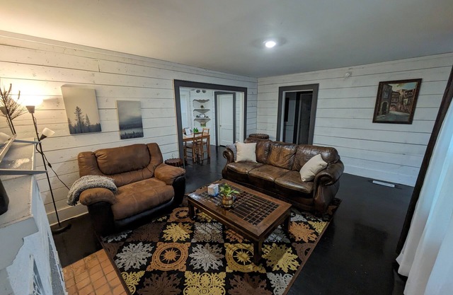 Patterson's Cottage: Gateway to Oaklawn. No Fees. Check-in/out anytime.