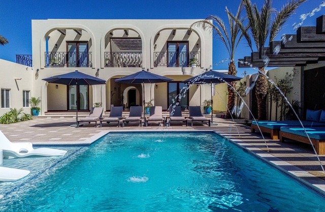 Paz del Mar 30: Luxury 8 Bedroom Heated Pool, Private Chef & Housekeeping
