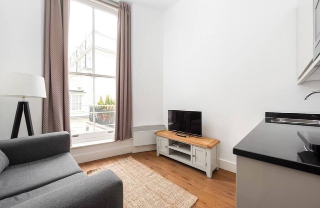 PBC | Modern Two Bedroom Apartment South Kensington BH3