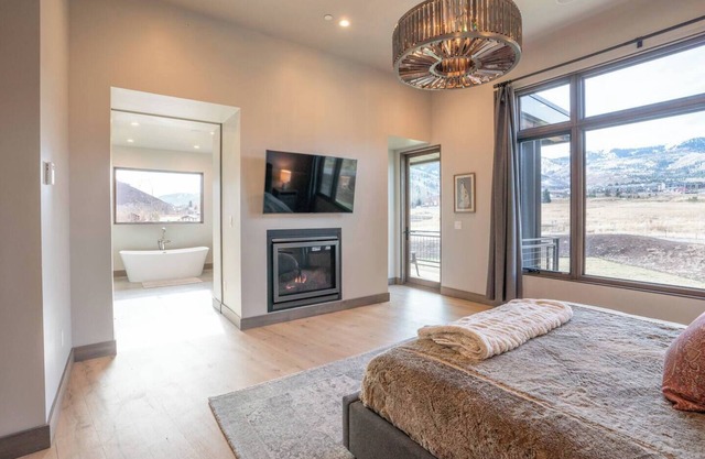 PC Home w/Sweeping Mtn Views Great Location