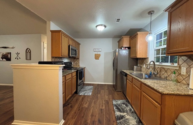 Peace & Privacy 3-bedroom house in charming Bella Vista, access to Back 40 Trail