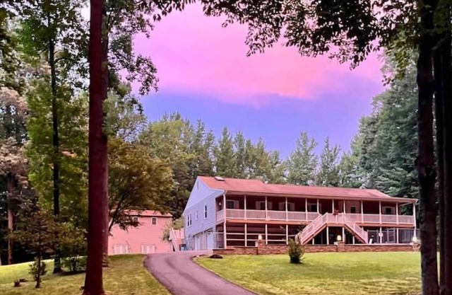 Peaceful & Serene, beautiful views.multi-family home w separate apartment