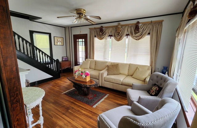 Peaceful 2-bedroom house with AC and WiFi in peaceful Fishs Eddy