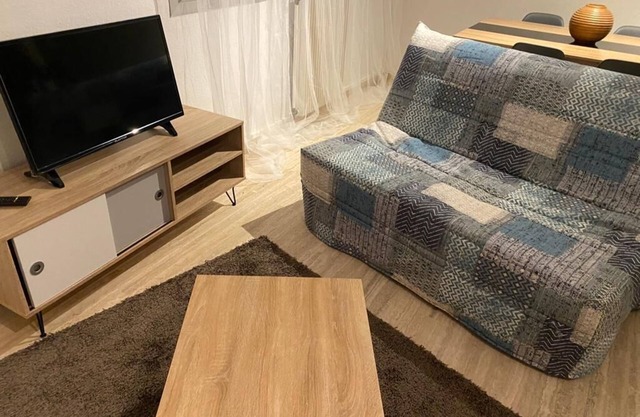 Peaceful apartment with swimming pool close to shops 15 minutes from beaches by car