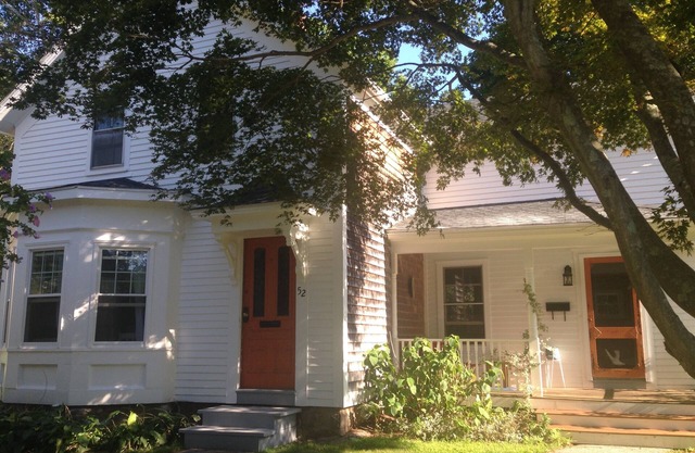 Peaceful, Artsy Antique Home In Central Location Near Beaches, Shops, Bike Path