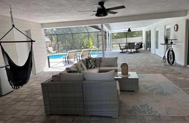 Peaceful Beach House with Spacious Lanai and Pool- Siesta Key Beach close by!