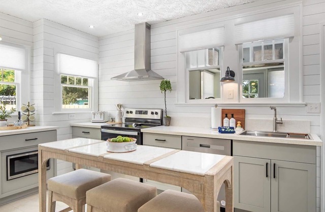 Peaceful Bungalow Near Ana Maria Island Ferry 2BR, Outdoor Space & Parking