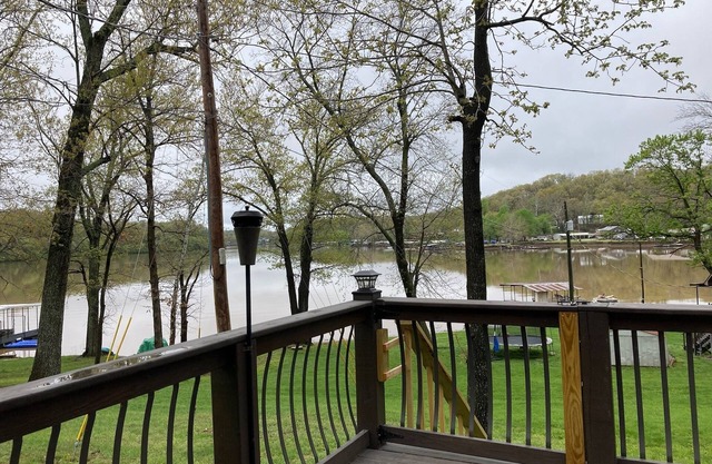 Peaceful, Charming Cottage w/2 BR + Great Views
