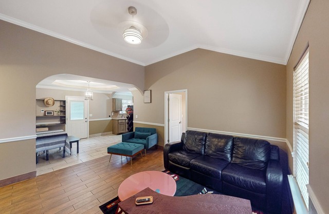 Peaceful & charming dog-friendly getaway with deck & nature views - near golf