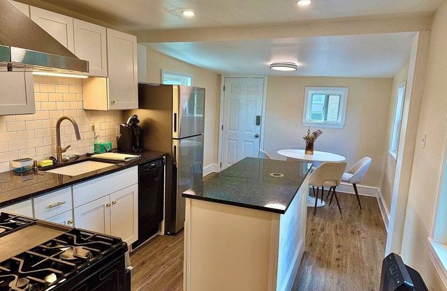 Peaceful City Retreat - 2BR w/Vintage Charm