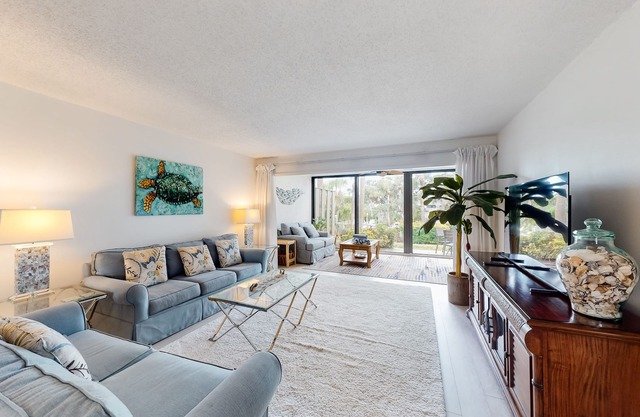 Peaceful condo with pool, tennis, fishing dock, & tennis - serenity awaits
