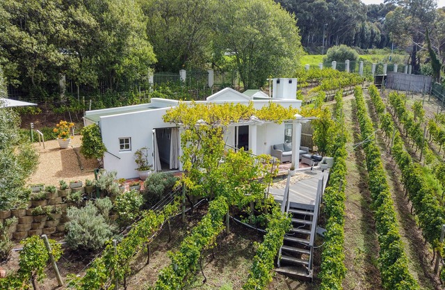 Peaceful Cottage for 2 & Baby | Views, BBQ, Pool + Fireplace in Cape Town