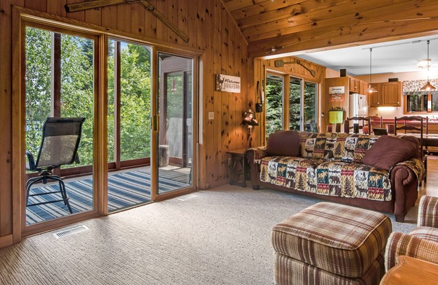 Peaceful Cottage on Oxbow Lake with Trail Access, Firepit, and Kayak!