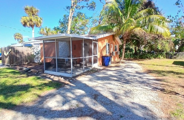 Peaceful Cottage On Imperial River W Dock W&D Kitchen King Bed Can Sleep 4
