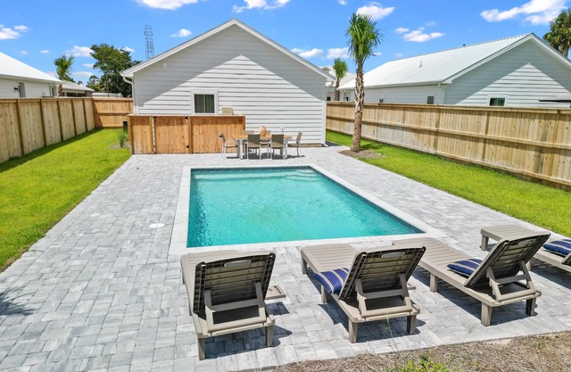 Peaceful Cottage | Private Pool | Near Marina and Bay | Boat Parking