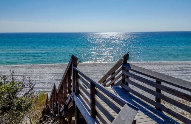 Peaceful Easy Living, - just 3 blocks to the beach and a short walk to Seaside.