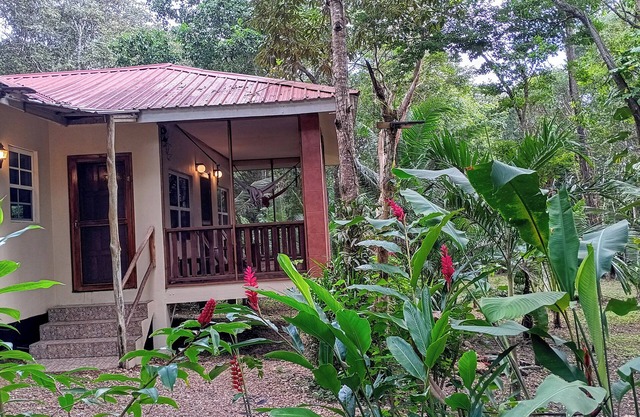 Peaceful Family Cottage w/AC, 3 beds- Car rental, Restaurant & Private pickup