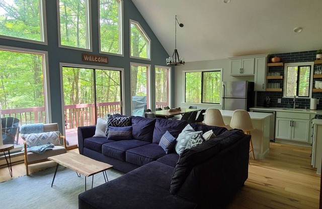 Peaceful fully renovated chalet in Lake Harmony, dog friendly!