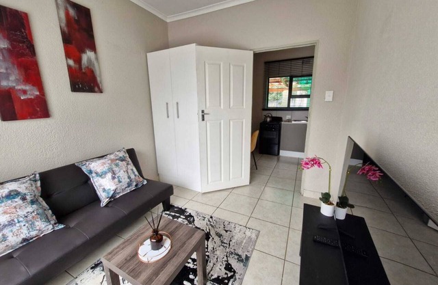 Peaceful garden cottage close to OR Tambo international airport