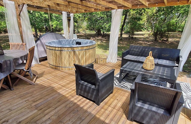 Peaceful heaven of 2,5 acre planted with trees between Ocean and lake