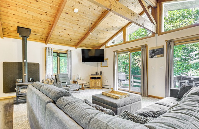 Peaceful Highland Lake Home w/Kayaks, Dock Access