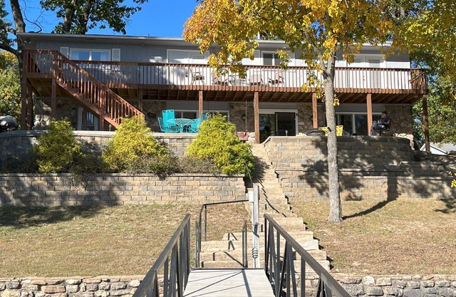 PEACEFUL HOME-4 BEDROOMS w/3 KING BEDS, 3 BATHROOM, EASY PARKING & A BOAT SLIP!