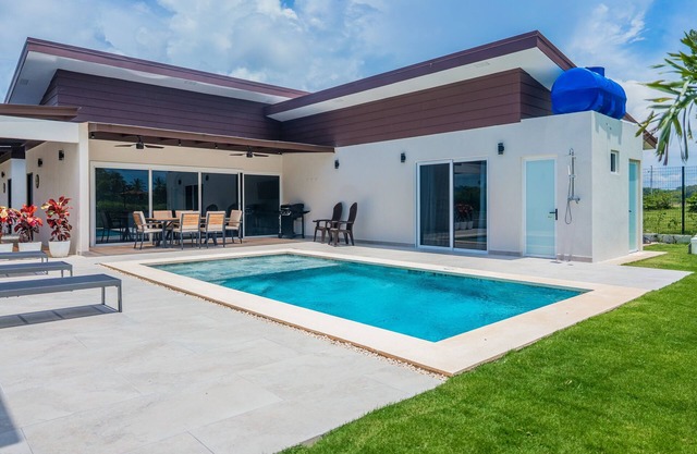 Peaceful home with patio, grill, fast WiFi & 2-min walk to quiet beach